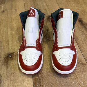 Air Jordan 1 mid SAIL/MIDNIGHT GREEN *damaged box*